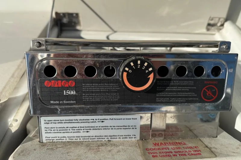 Slide: The Image of Origo 1500 stove on 2000 Formula 280 Sun Sport boat, with safety warnings visible. - 21