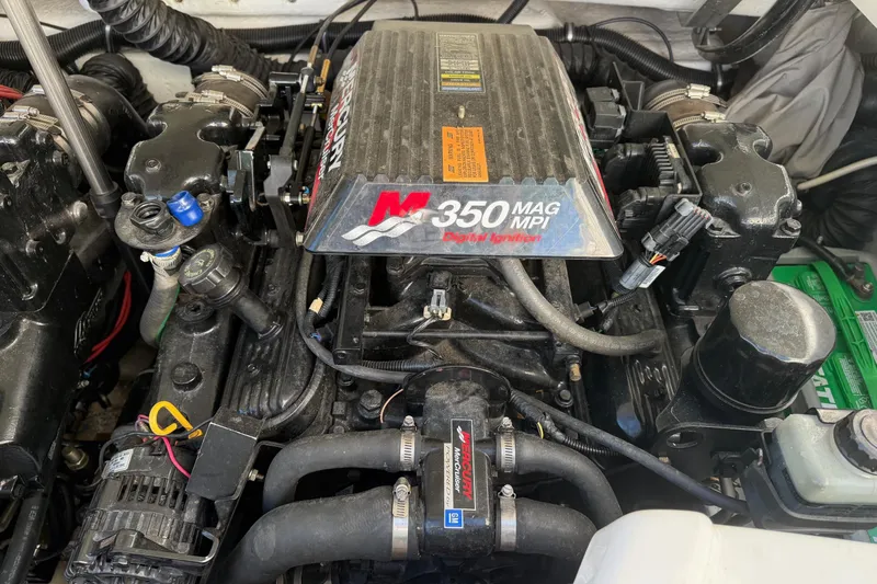 Slide: The Image of Engine of a 2000 Formula 280 Sun Sport boat, featuring a 350 MAG MPI. - 27