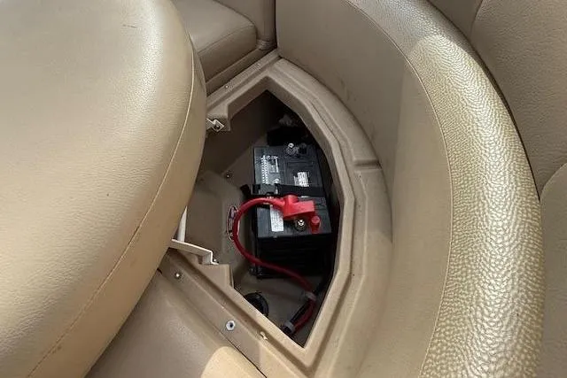 Slide: The Image of Battery in seat compartment of a 2014 Harris FloteBote Sunliner 200. - 17