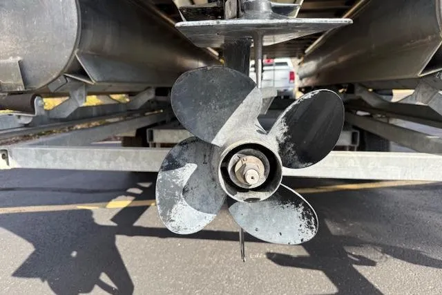 Slide: The Image of Propeller of 2014 Harris FloteBote Sunliner 200 pontoon boat on trailer. - 25