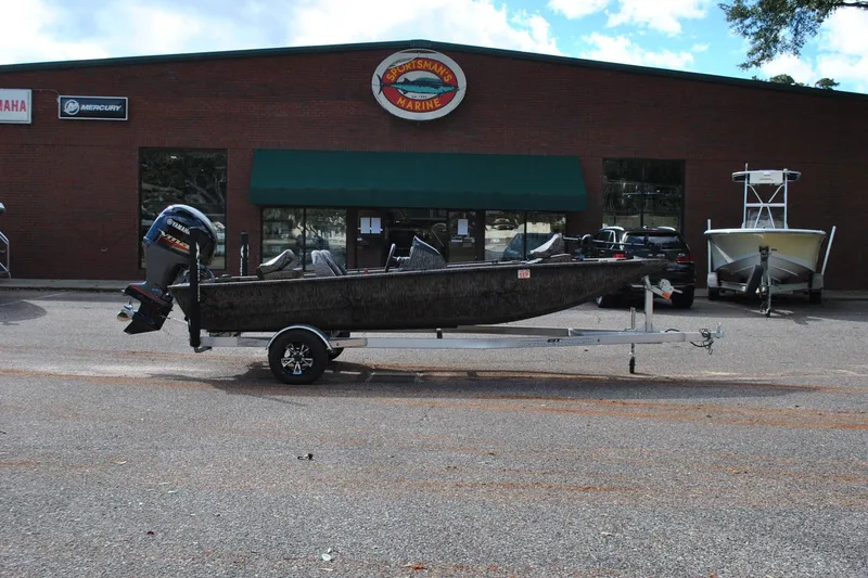 Slide: The Image of 2024 Express 180XP boat on trailer outside dealership, featuring Yamaha outboard motor. - 5