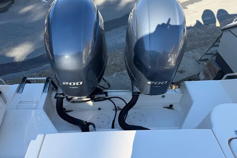 Slide: The Image of Twin Yamaha 200 engines on a 2022 Grady-White Fisherman 257 boat. - 7