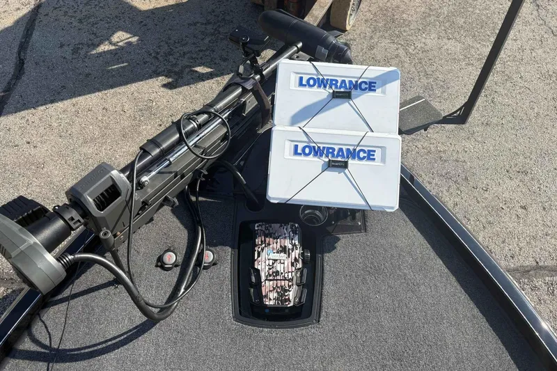 Slide: The Image of 2025 Ranger Z520R boat with Lowrance electronics and trolling motor on deck. - 12