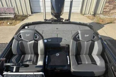 Slide: The Image of 2025 Ranger Z520R boat interior with dual seats and modern design. - 7