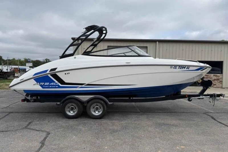 The Image of 2018 Yamaha Boats AR240 on trailer, parked outdoors, side view. - 0