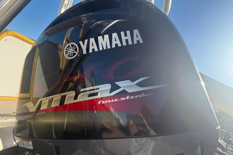 Slide: The Image of Yamaha VMAX four-stroke engine on 2022 Aloha Pontoon Tropical 260 boat. - 5
