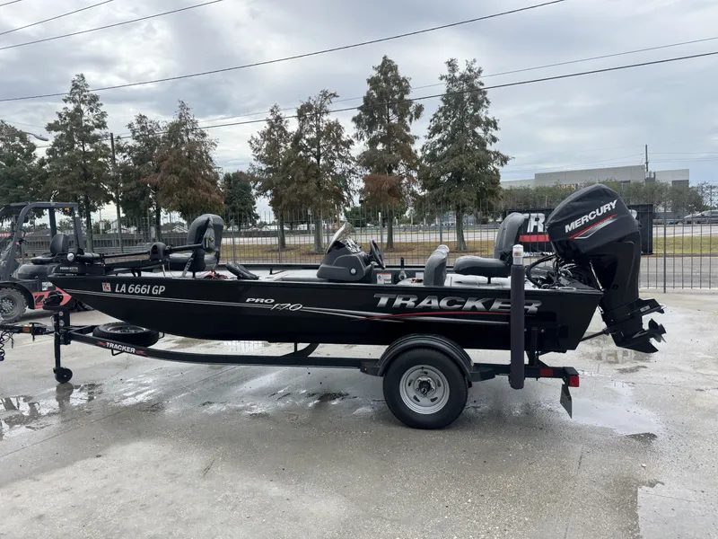 Slide: The Image of Tracker Pro 170 2024 - 12