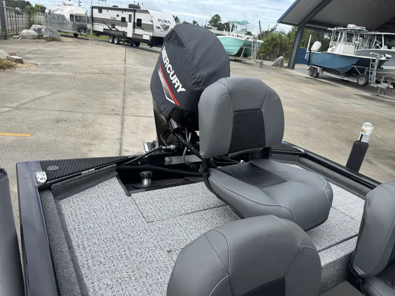 Slide: The Image of Tracker Pro 170 2024 - 8