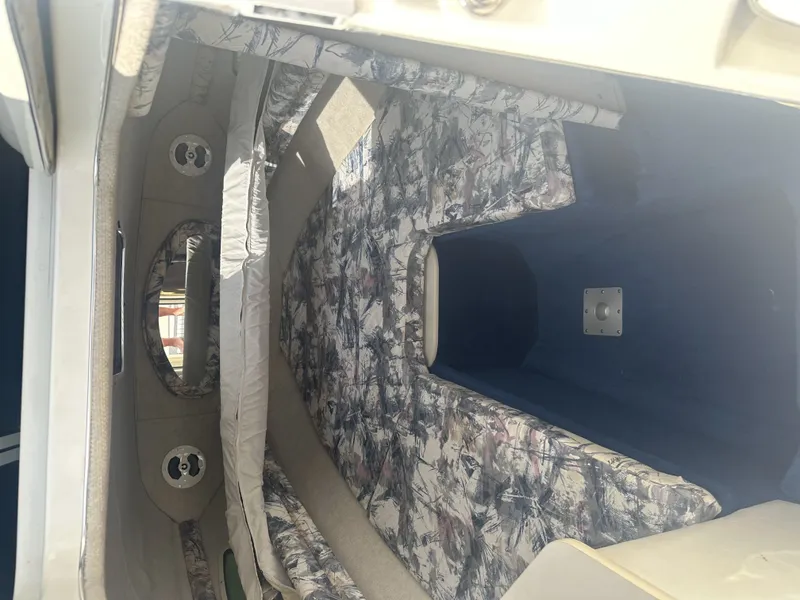 Slide: The Image of Sea Ray 215 Express Cruiser 1997 - 4