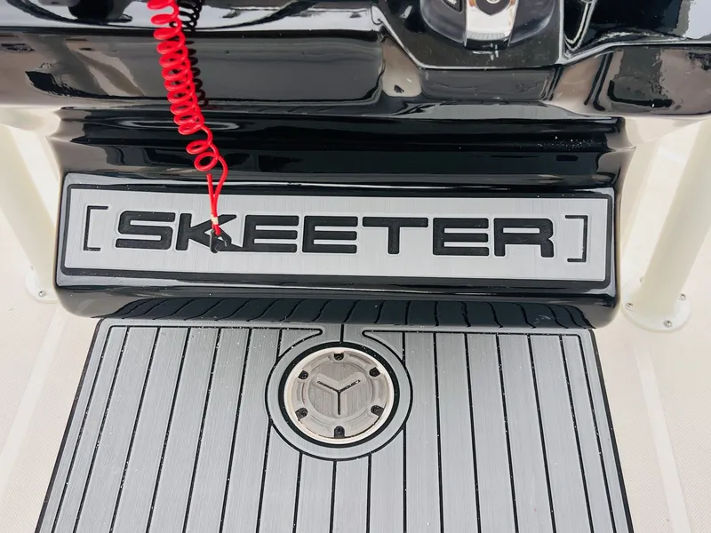 Slide: The Image of Skeeter SX 2550 Family 2024 - 23