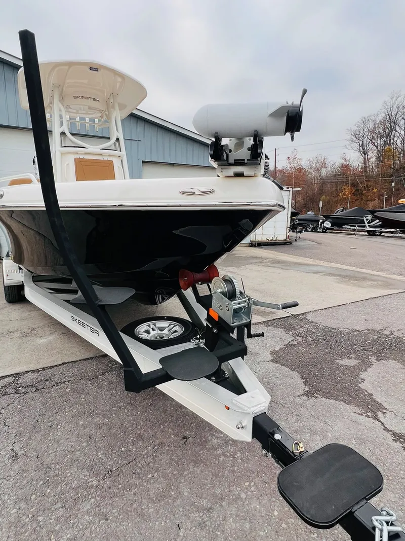 Slide: The Image of Skeeter SX 2550 Family 2024 - 32