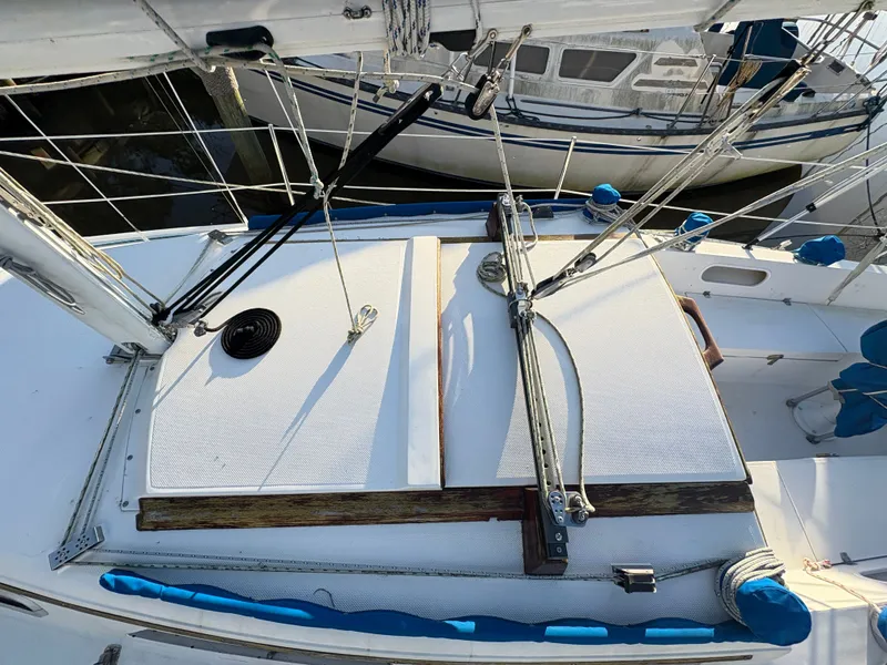 Slide: The Image of Deck of a 1988 Catalina 27 sailboat in harbor. - 17