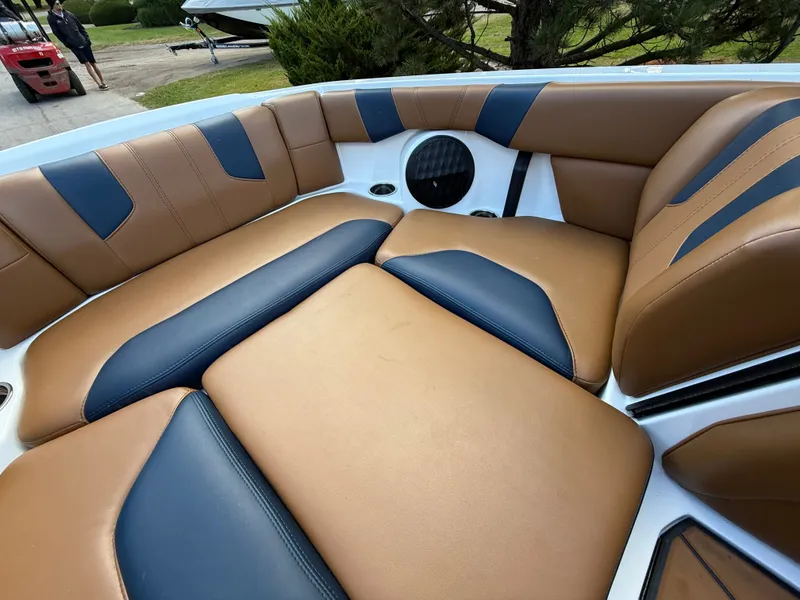 Slide: The Image of Malibu Wakesetter 21 LX 2023 - 108