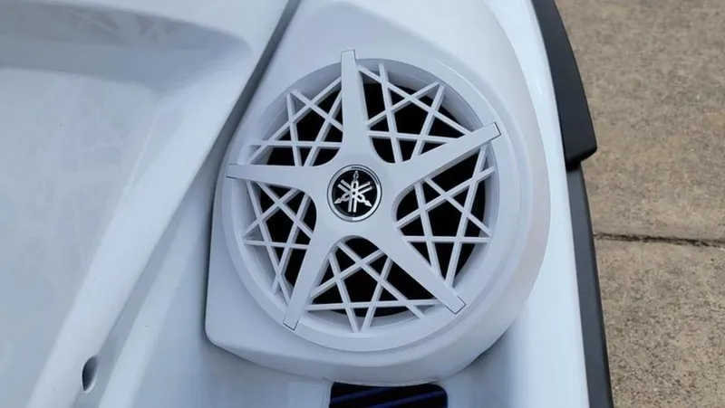 Slide: The Image of Yamaha VX® Deluxe with Audio 2026 - 6