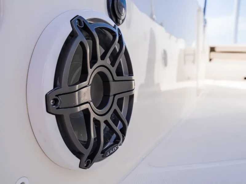 Slide: The Image of Boston Whaler 220 Dauntless 2023 - 7