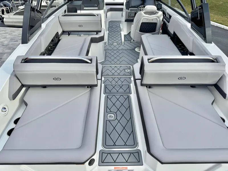 Slide: The Image of Cobalt R6 Outboard 2025 - 14