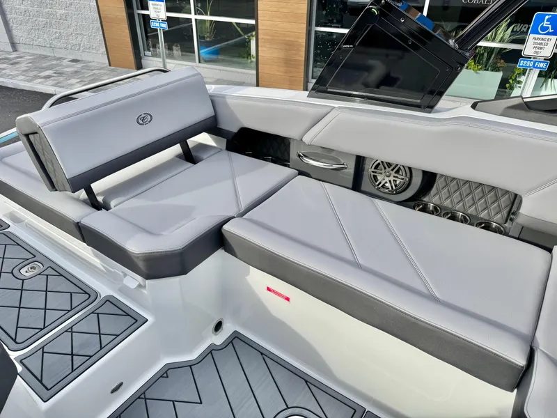 Slide: The Image of Cobalt R6 Outboard 2025 - 15