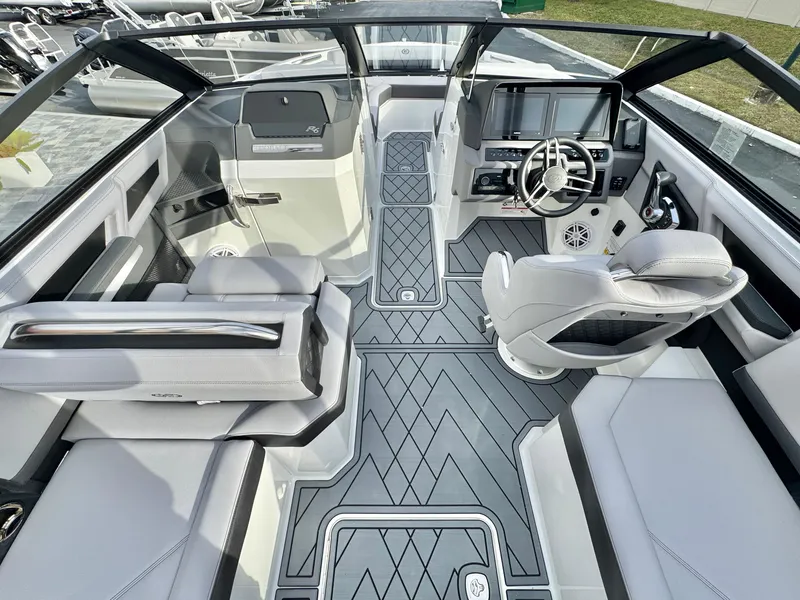 Slide: The Image of Cobalt R6 Outboard 2025 - 16