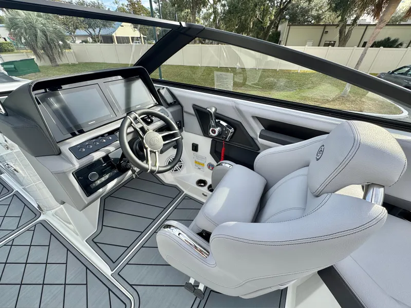 Slide: The Image of Cobalt R6 Outboard 2025 - 17