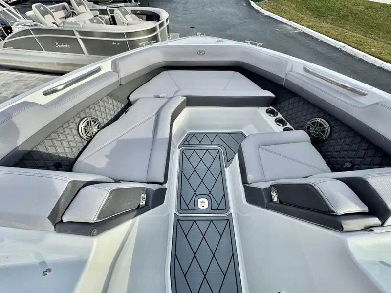 Slide: The Image of Cobalt R6 Outboard 2025 - 19