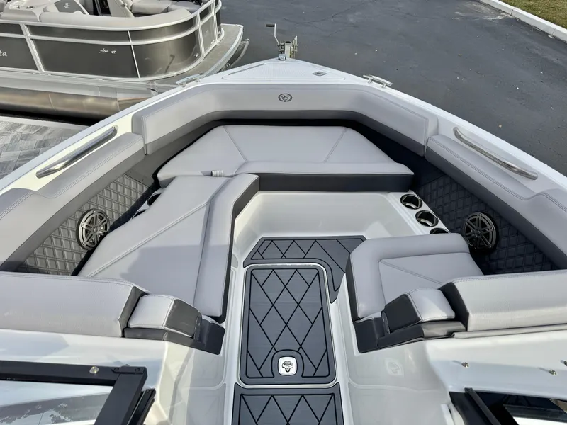 Slide: The Image of Cobalt R6 Outboard 2025 - 20