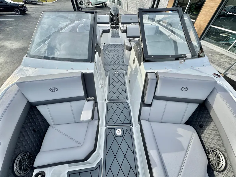 Slide: The Image of Cobalt R6 Outboard 2025 - 22