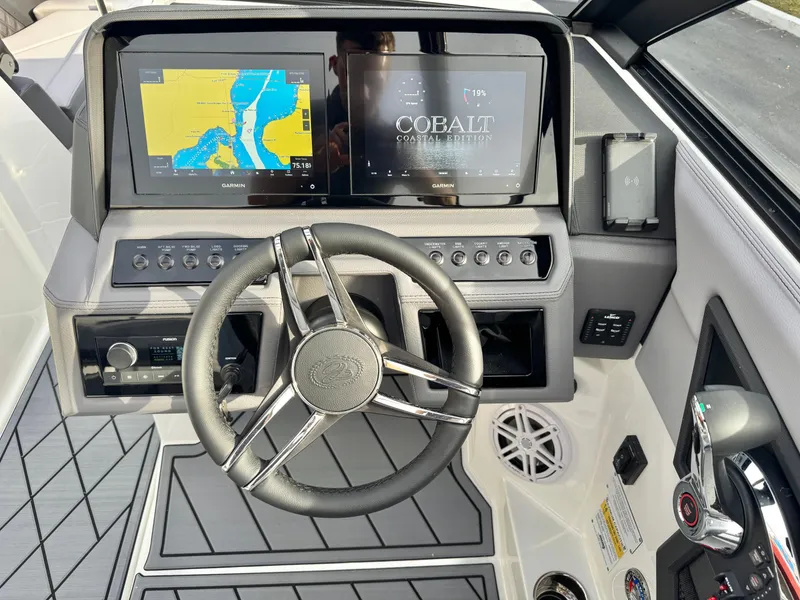 Slide: The Image of Cobalt R6 Outboard 2025 - 25