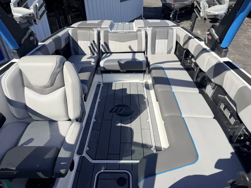 Slide: The Image of Malibu Wakesetter 24 MXZ 2022 - 7