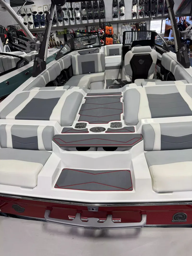Slide: The Image of Malibu Wakesetter 22MXZ 2025 - 4