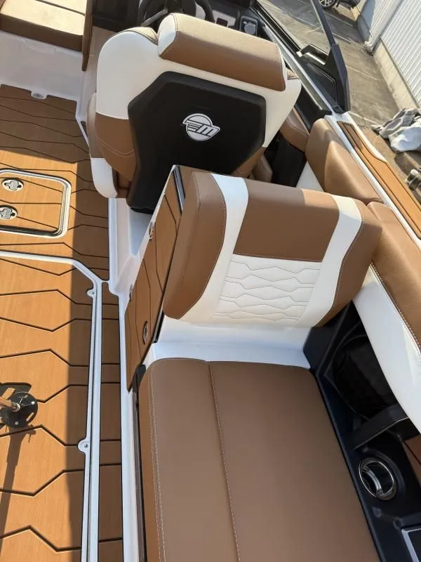 Slide: The Image of Malibu Wakesetter 24MXZ 2025 - 10