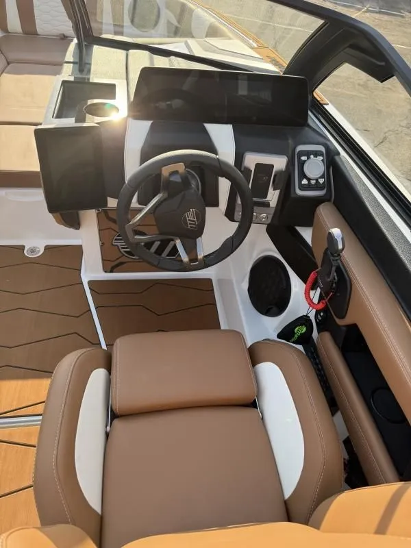 Slide: The Image of Malibu Wakesetter 24MXZ 2025 - 11