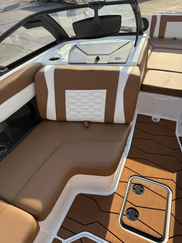 Slide: The Image of Malibu Wakesetter 24MXZ 2025 - 12