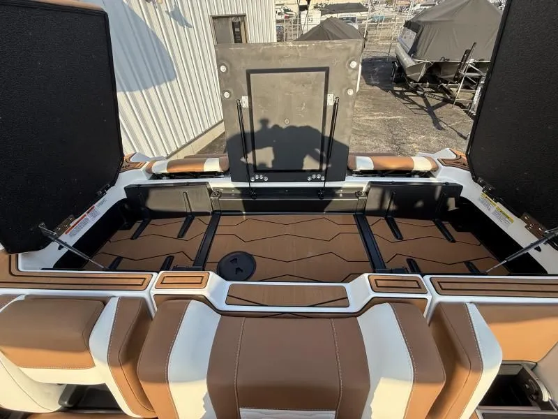 Slide: The Image of Malibu Wakesetter 24MXZ 2025 - 13