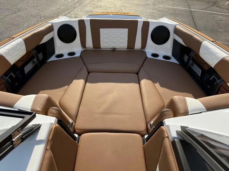 Slide: The Image of Malibu Wakesetter 24MXZ 2025 - 6