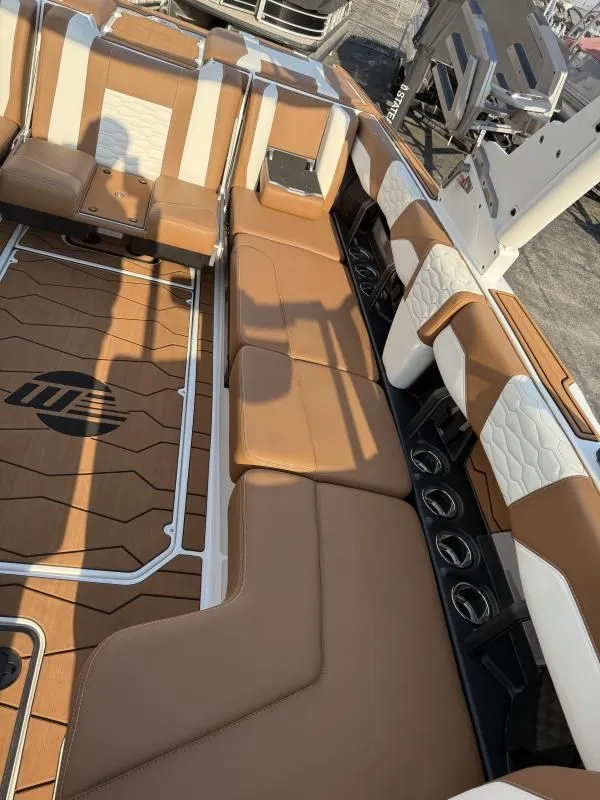 Slide: The Image of Malibu Wakesetter 24MXZ 2025 - 8