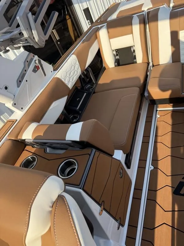 Slide: The Image of Malibu Wakesetter 24MXZ 2025 - 9