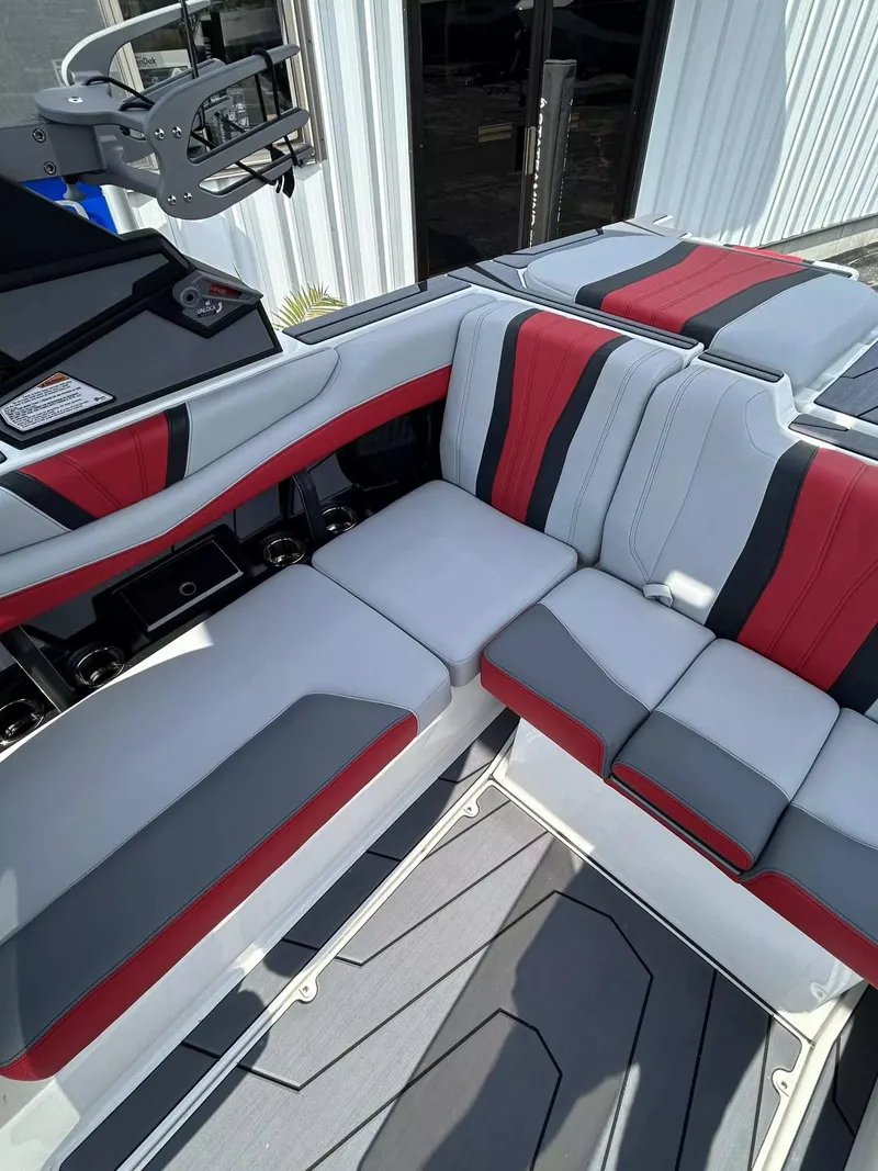 Slide: The Image of Malibu Wakesetter 22LSV 2026 - 16