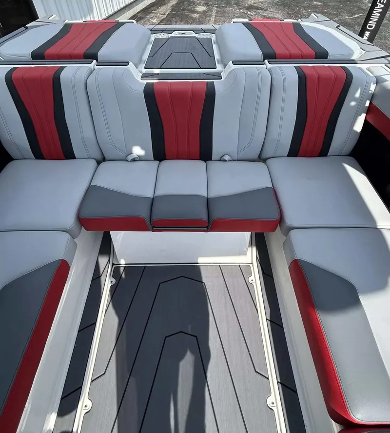 Slide: The Image of Malibu Wakesetter 22LSV 2026 - 17