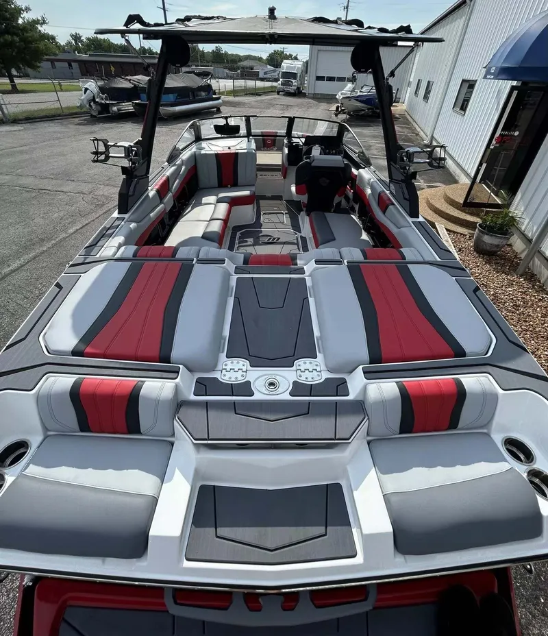Slide: The Image of Malibu Wakesetter 22LSV 2026 - 8