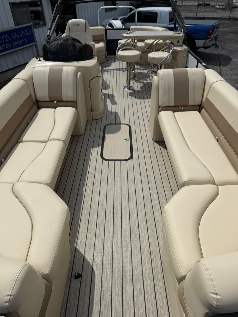 Slide: The Image of Coach Pontoons 263 REC 2023 - 7