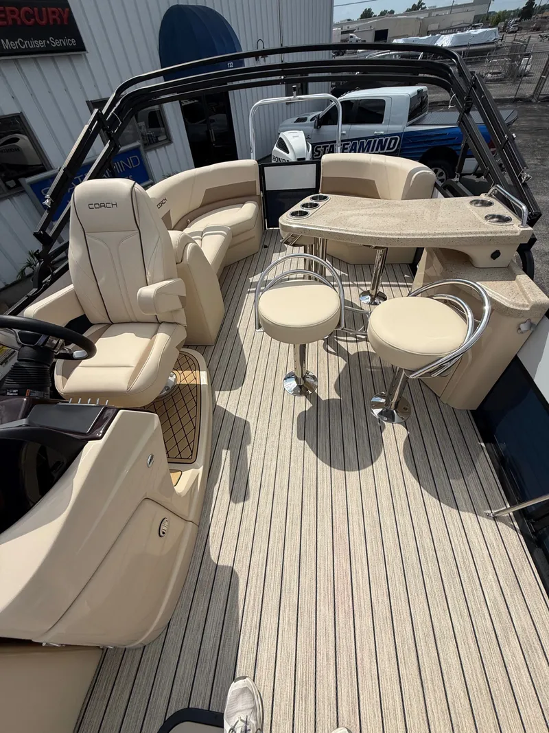 Slide: The Image of Coach Pontoons 263 REC 2023 - 9