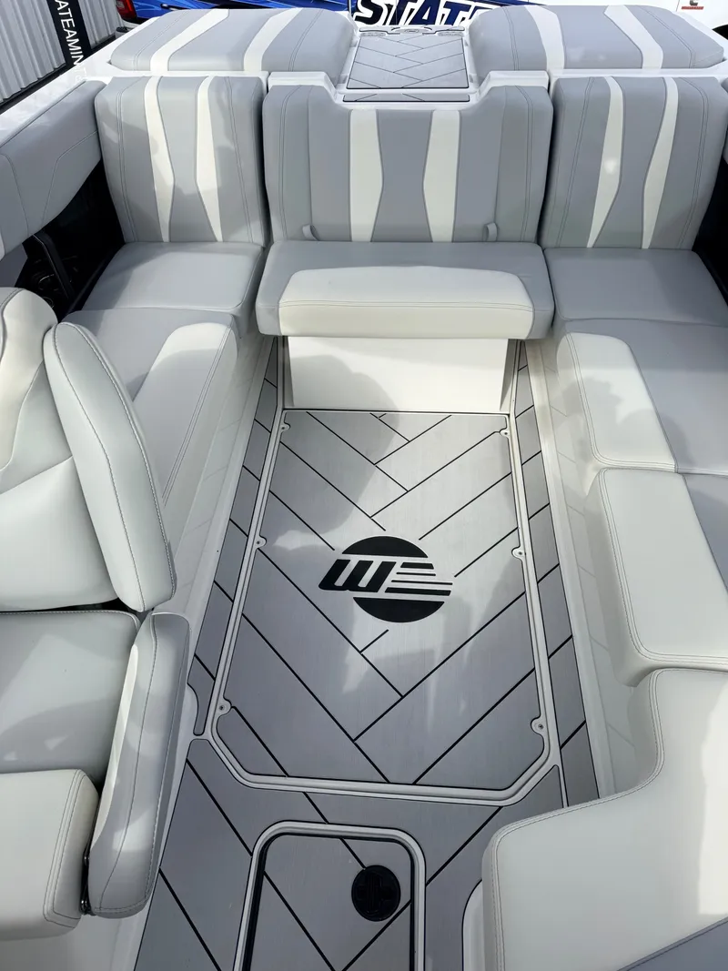 Slide: The Image of Malibu Wakesetter 22LSV 2025 - 10