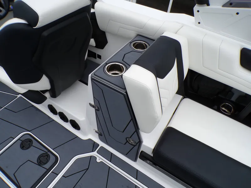 Slide: The Image of Malibu Wakesetter 25LSV 2025 - 12