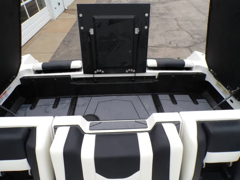 Slide: The Image of Malibu Wakesetter 25LSV 2025 - 15