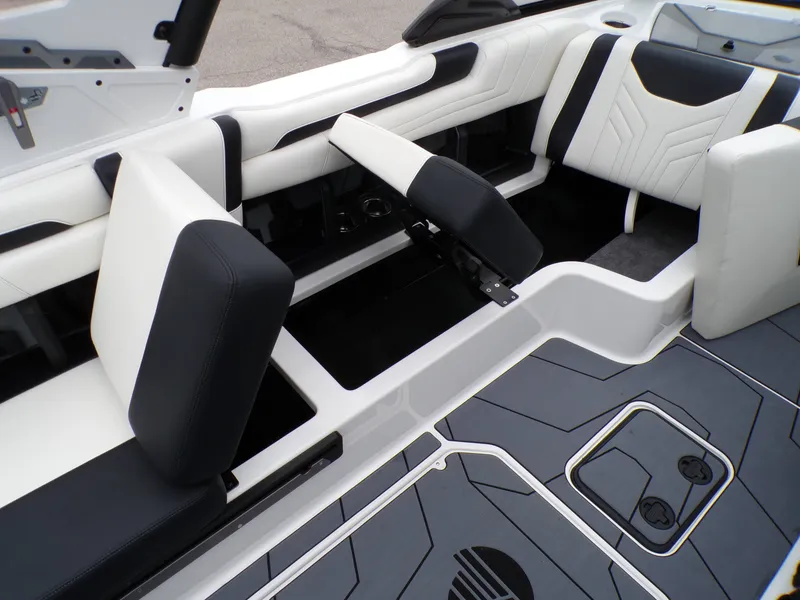 Slide: The Image of Malibu Wakesetter 25LSV 2025 - 16