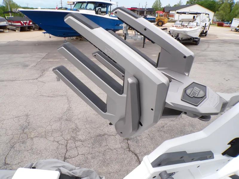 Slide: The Image of Malibu Wakesetter 25LSV 2025 - 17