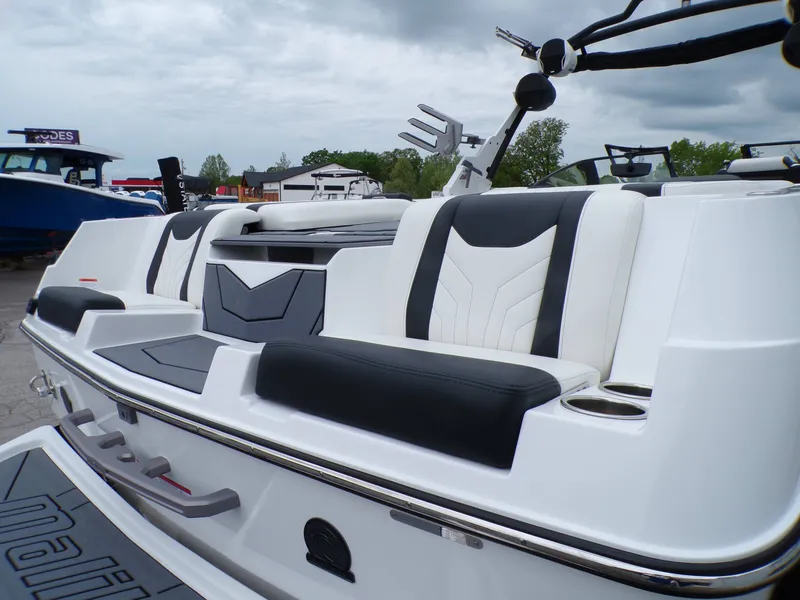 Slide: The Image of Malibu Wakesetter 25LSV 2025 - 8