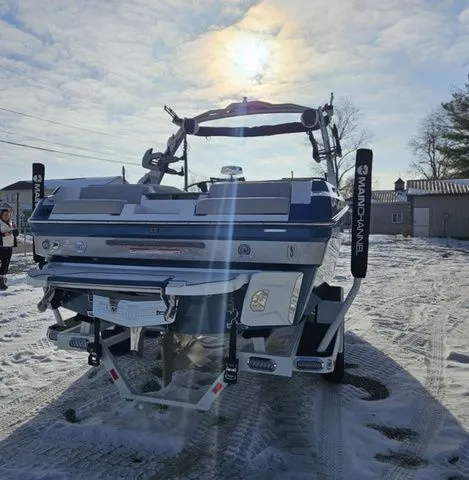 Slide: The Image of Malibu Wakesetter 23 MXZ 2026 - 10