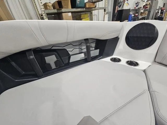 Slide: The Image of Malibu Wakesetter 23 MXZ 2026 - 11