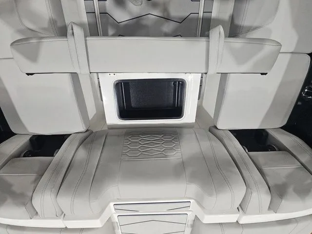 Slide: The Image of Malibu Wakesetter 23 MXZ 2026 - 12